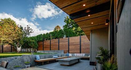 3 bdrm suite w/ rooftop patio, firetable & sauna + hot tub, cold plunge & more!