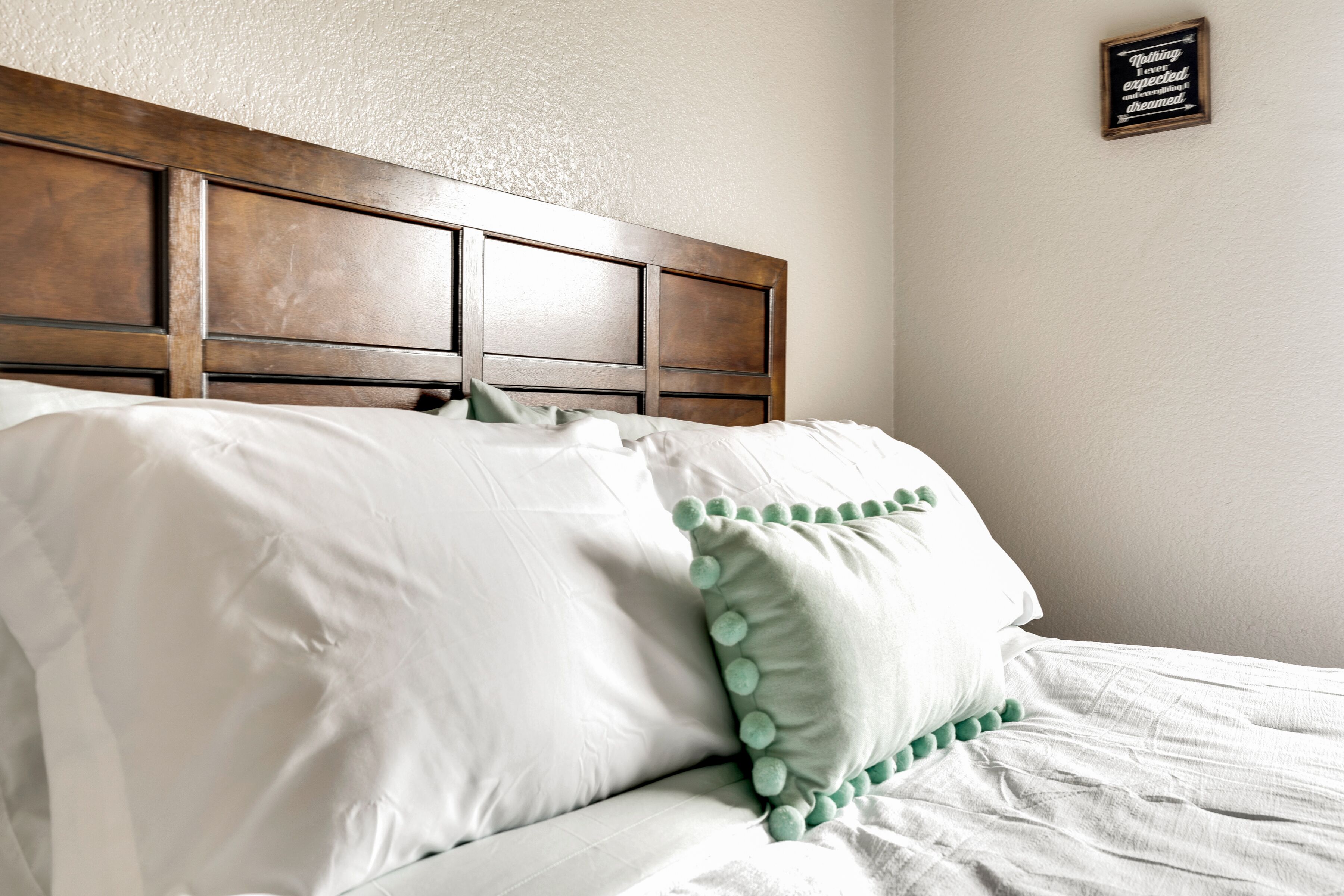 2 bedrooms, desk, WiFi, bed sheets