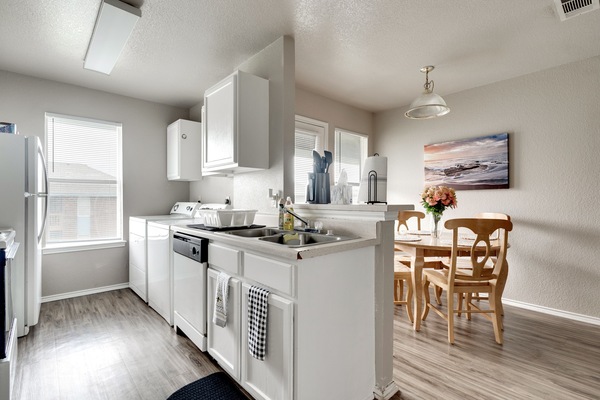 Køleskab, mikrobølgeovn, ovn, kogeplade