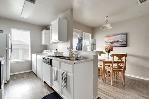 雪櫃、微波爐、焗爐、爐具