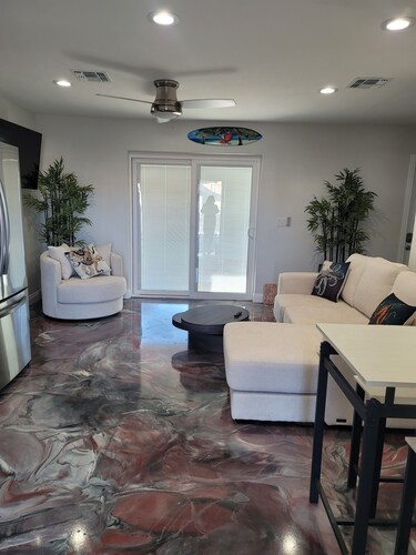 Riverfront Retreat! Sleeps 5