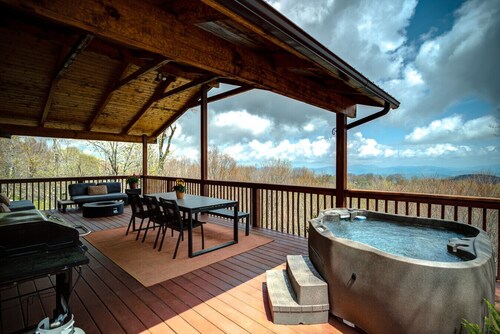 Hot Tub • Firepit • Views • Deck • Dog Friendly