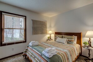 3 bedrooms, desk, free WiFi, bed sheets