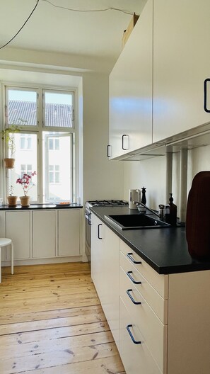 Four, plaque de cuisson, cafetière/bouilloire, chaise haute