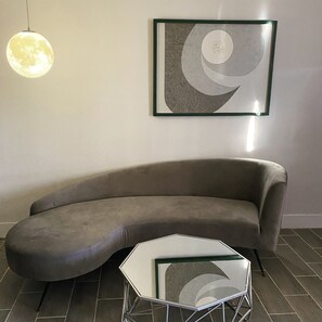 Suite clásica | Zona de estar | Televisión de pantalla plana de 42 pulgadas con canales digitales