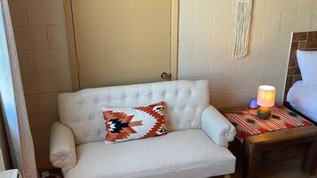 Habitación doble Gallery | Área de sala de estar | Televisión de pantalla plana de 42 pulgadas con canales digitales