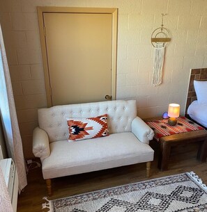 Habitación Gallery doble | Zona de estar | Televisión de pantalla plana de 42 pulgadas con canales digitales