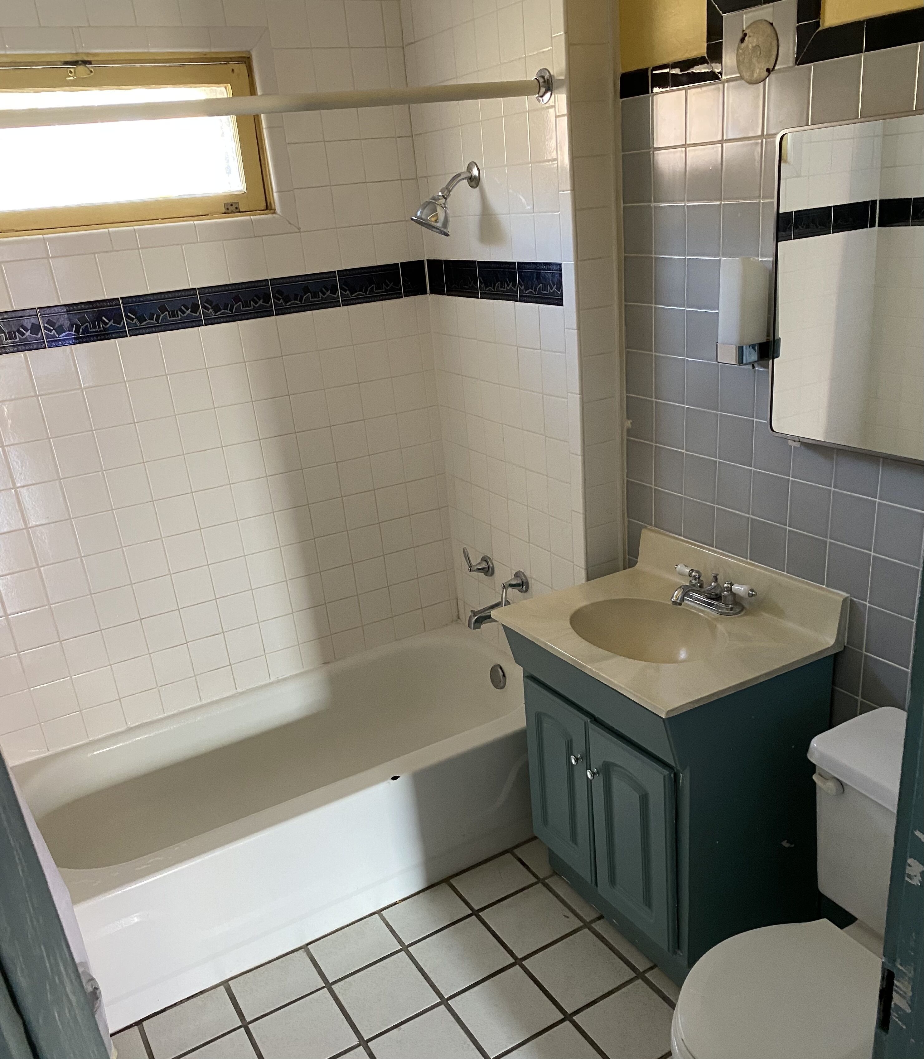 Un baño con bañera, lavamanos e inodoro.