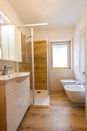 Shower, hair dryer, towels - Nice apartment in the center (Campitello di Fassa)