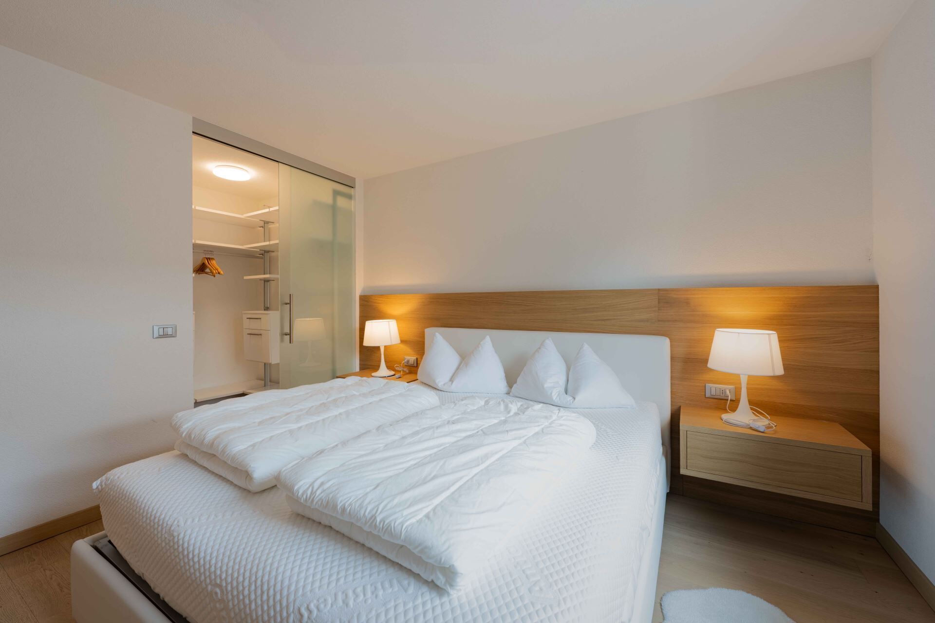 2 bedrooms, desk, WiFi