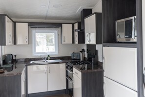 Fridge, microwave, oven, toaster - The Retreat, Sandhills Holiday Park by the beach in Mudeford (Christchurch)