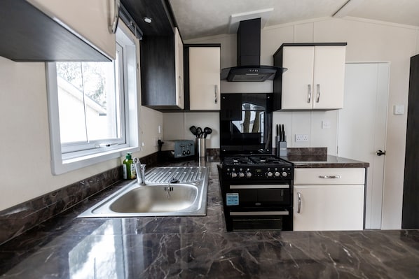 ثلاجة، ميكروويف، فرن، محمصة خبز