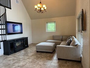 Smart TV y chimenea 
