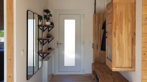 A wooden interior with a door, shelves, and a bench. - Fantastic chalet with outdoor WHIRLPOOL. NEW since 2024: outdoor SAUNA!!! (Gersfeld (Rhön))