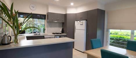 Réfrigérateur, four à micro-ondes, un four, surface de cuisson