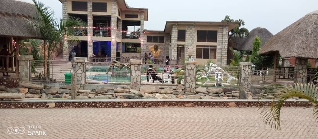 Una piscina al aire libre, sombrillas, socorrista en las instalaciones