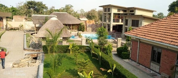 Außenpool, Sonnenschirme, Rettungsschwimmer vor Ort