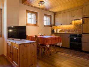 Fridge, cookware/dishes/utensils