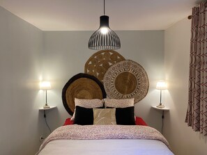 1 habitación, tabla de planchar con plancha y cuna de viaje