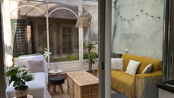 Télévision, table de tennis de table, livres