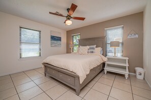 4 多间卧室、办公桌、熨斗/熨衣板、旅行婴儿床