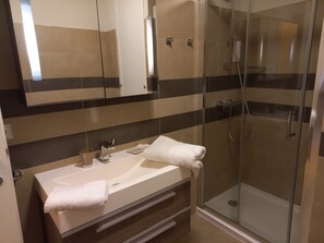 Shower, hair dryer, towels, soap - T2 de charme Swimming pool, 300m from Porto Vecchio marina, Wifi, Playground (Porto-Vecchio)