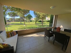Outdoor dining - T2 de charme Swimming pool, 300m from Porto Vecchio marina, Wifi, Playground (Porto-Vecchio)