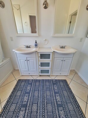 Combined shower/tub, jetted tub, towels, soap