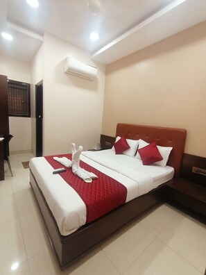 Escritorio y espacio para trabajar con laptop 