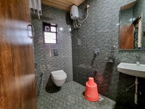 Shower, free toiletries, towels, soap - Hotel Empire - Near International Airport (Mumbai)