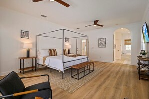 3 dormitorios, escritorio, tabla de planchar con plancha y cuna de viaje