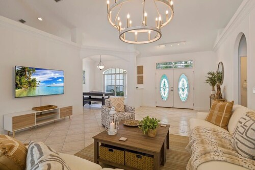 Oasis Heated Pool Spa Fenced Yard Bicycles