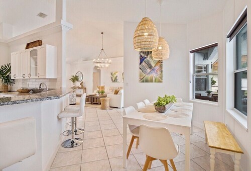 Oasis Heated Pool Spa Fenced Yard Bicycles