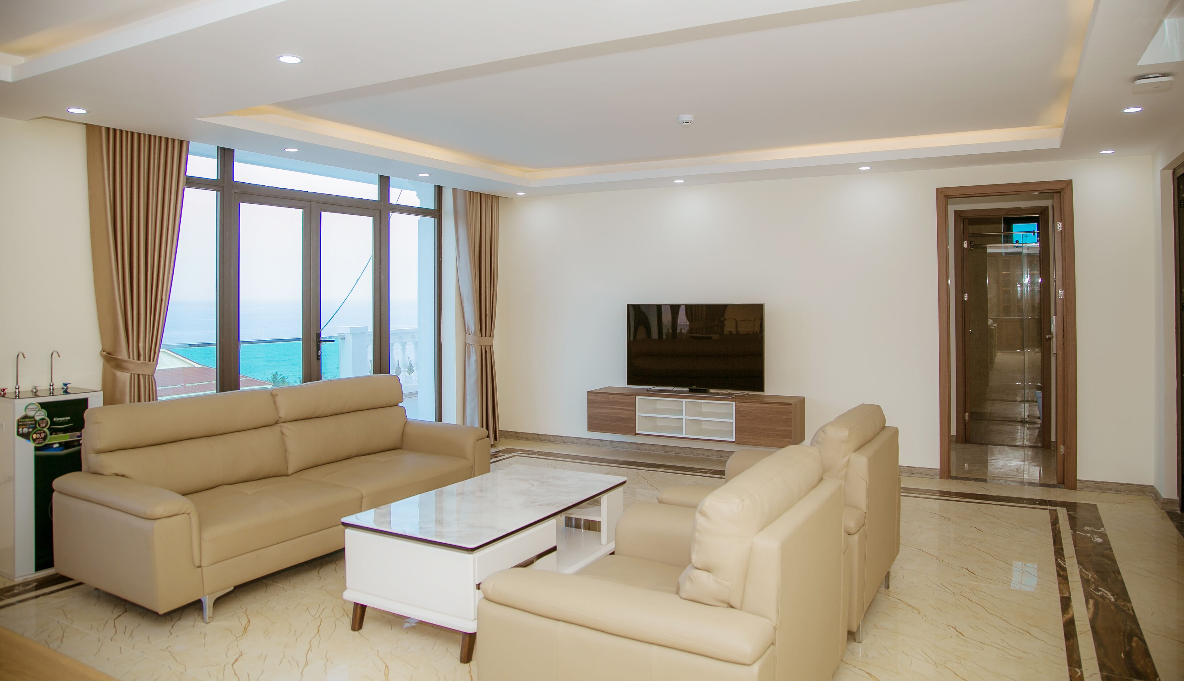 Executive Suite | Living area | 43-inch Smart TV with digital channels, TV
