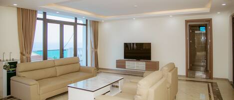 Executive Suite | Living area | 43-inch Smart TV with digital channels, TV