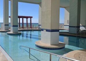 2 개의 실내 수영장, 3 개의 야외 수영장