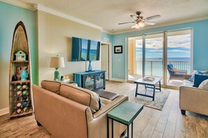 Appart'hôtel, 4 chambres | Salle de séjour | Télévision