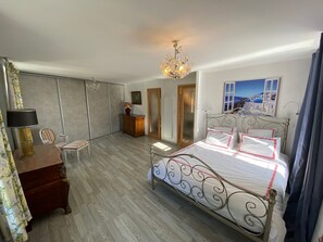 2 habitaciones, escritorio y tabla de planchar con plancha