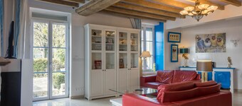 House on the banks of the Loire with exceptional view of the Château de Sully