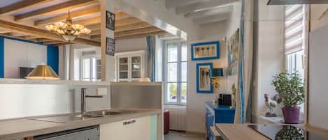 Réfrigérateur, four à micro-ondes, un four, surface de cuisson