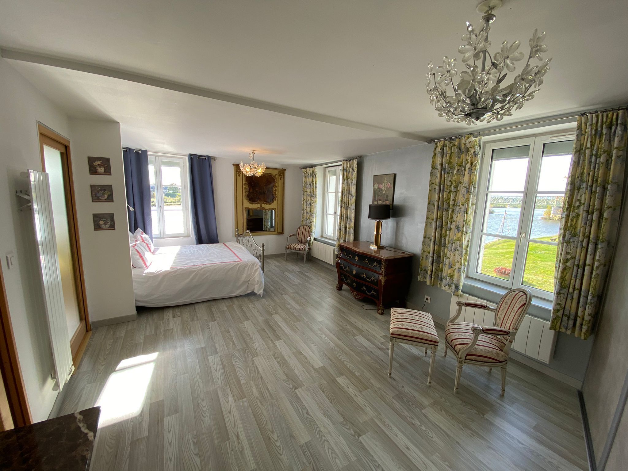 2 Schlafzimmer, Schreibtisch, Bügeleisen/Bügelbrett, Reisekinderbett