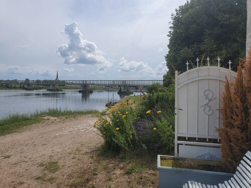 House on the banks of the Loire with exceptional view of the Château de Sully