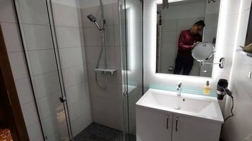 Regadera, secadora de cabello, bidet, toallas