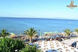 On the beach, sun-loungers, beach umbrellas, beach bar - POLYCHRONO BEACH HOTEL (Kassandra)
