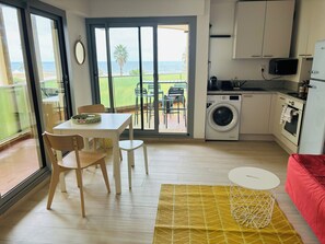 Dining - LARGE TERRACE FACING THE SEA Canet-Sud,2/4 PERSONS, PARKING, AIR CON.,WIFI (Canet-en-Roussillon)