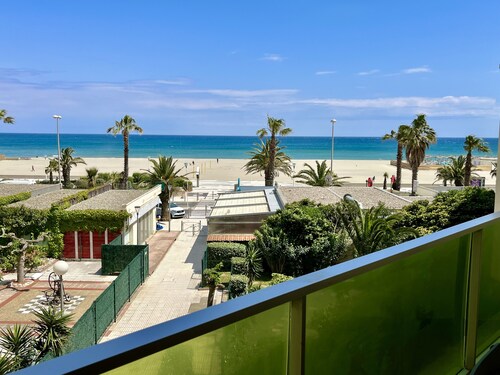 LARGE TERRACE FACING THE SEA Canet-Sud,2/4 PERSONS, PARKING, AIR CON.,WIFI