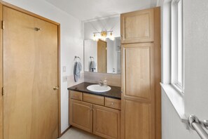 Combined shower/bathtub, jetted bath, hair dryer, towels