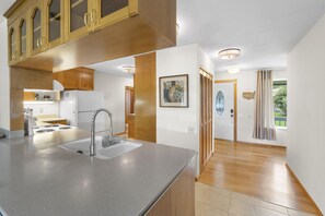 冷蔵庫、電子レンジ、オーブン、コンロ