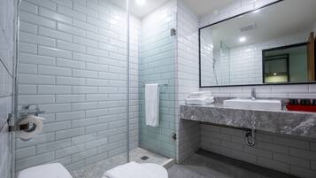 Jetted tub, hydromassage showerhead, free toiletries, hair dryer