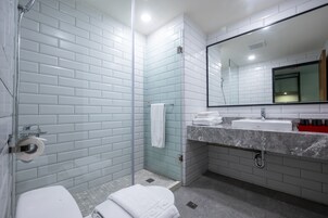 Jetted tub, hydromassage showerhead, free toiletries, hair dryer